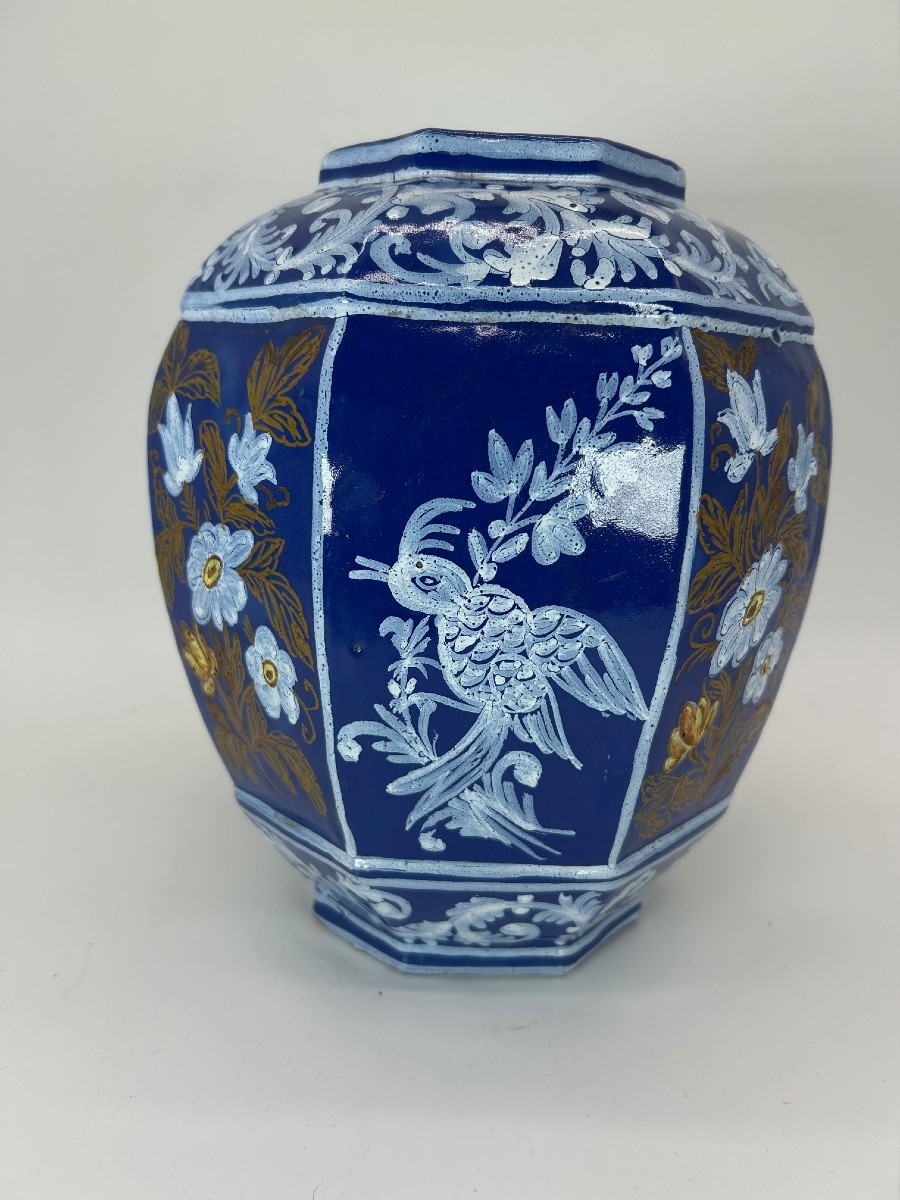 NEVERS - VASE à DECOR BLEU PERSAN et BLANC FIXE