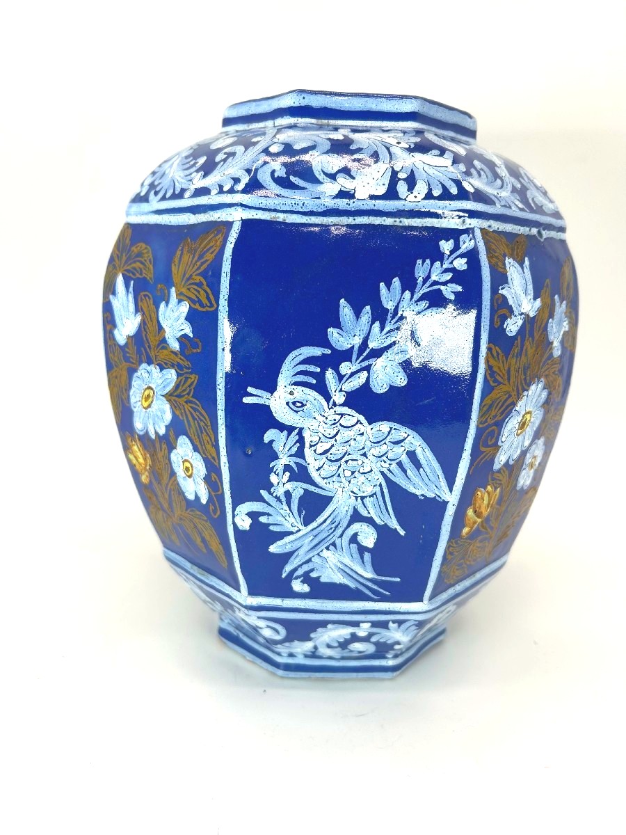 NEVERS - VASE à DECOR BLEU PERSAN et BLANC FIXE