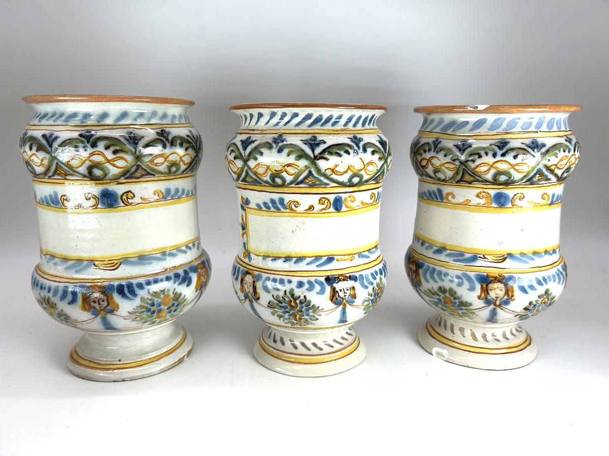 PESARO ou URBINO,  Italie - XVIII ème siècle - Série de 3 albarellis 