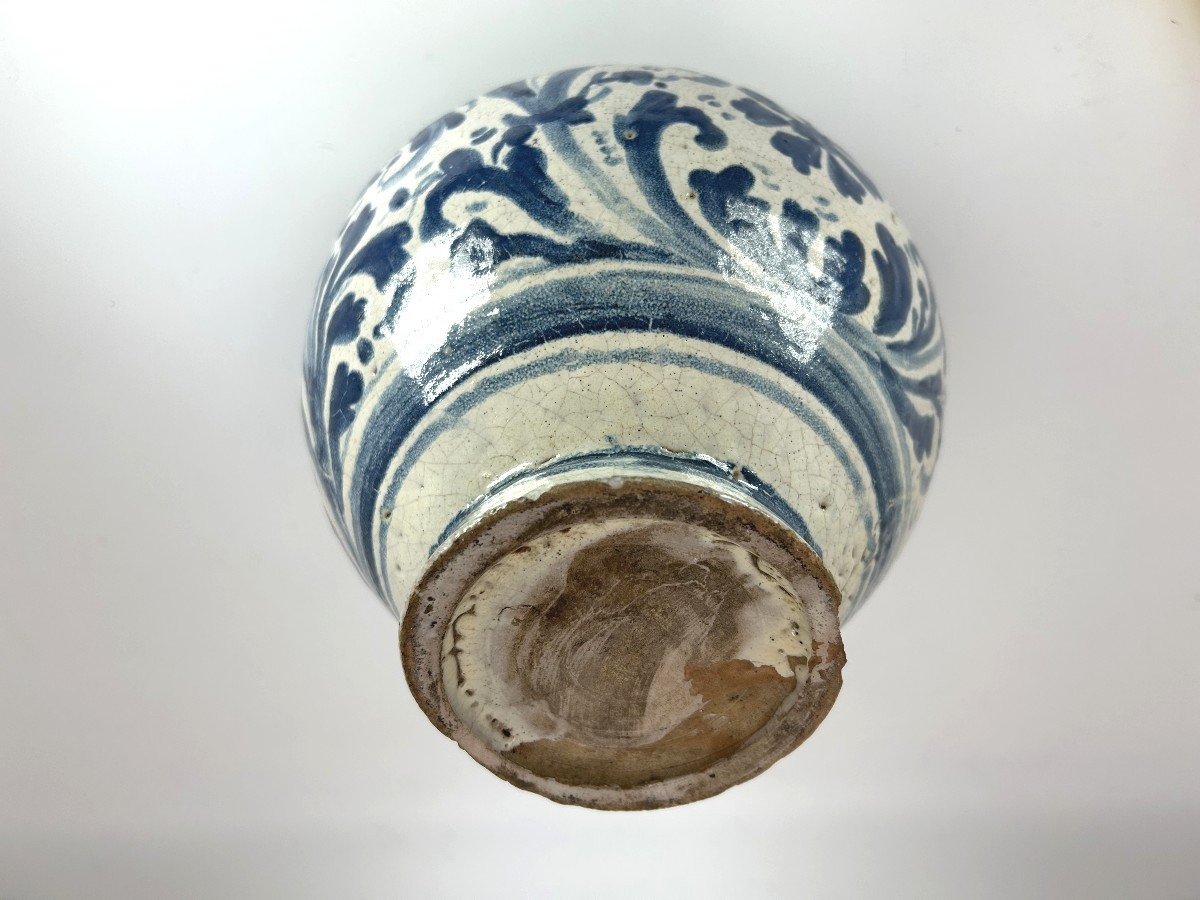 CALTAGIRONE, ITALIE - XVIII ème Siècle  - Vase boule à large décor d'Iris-photo-2
