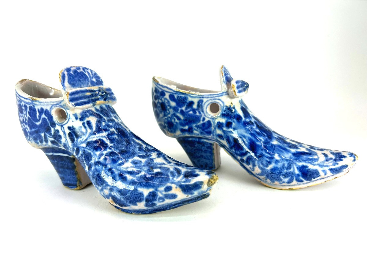 HAARLEM ou DELFT XVII ème s. - Vers 1680 - Paire de souliers en faïence stannifère-photo-2