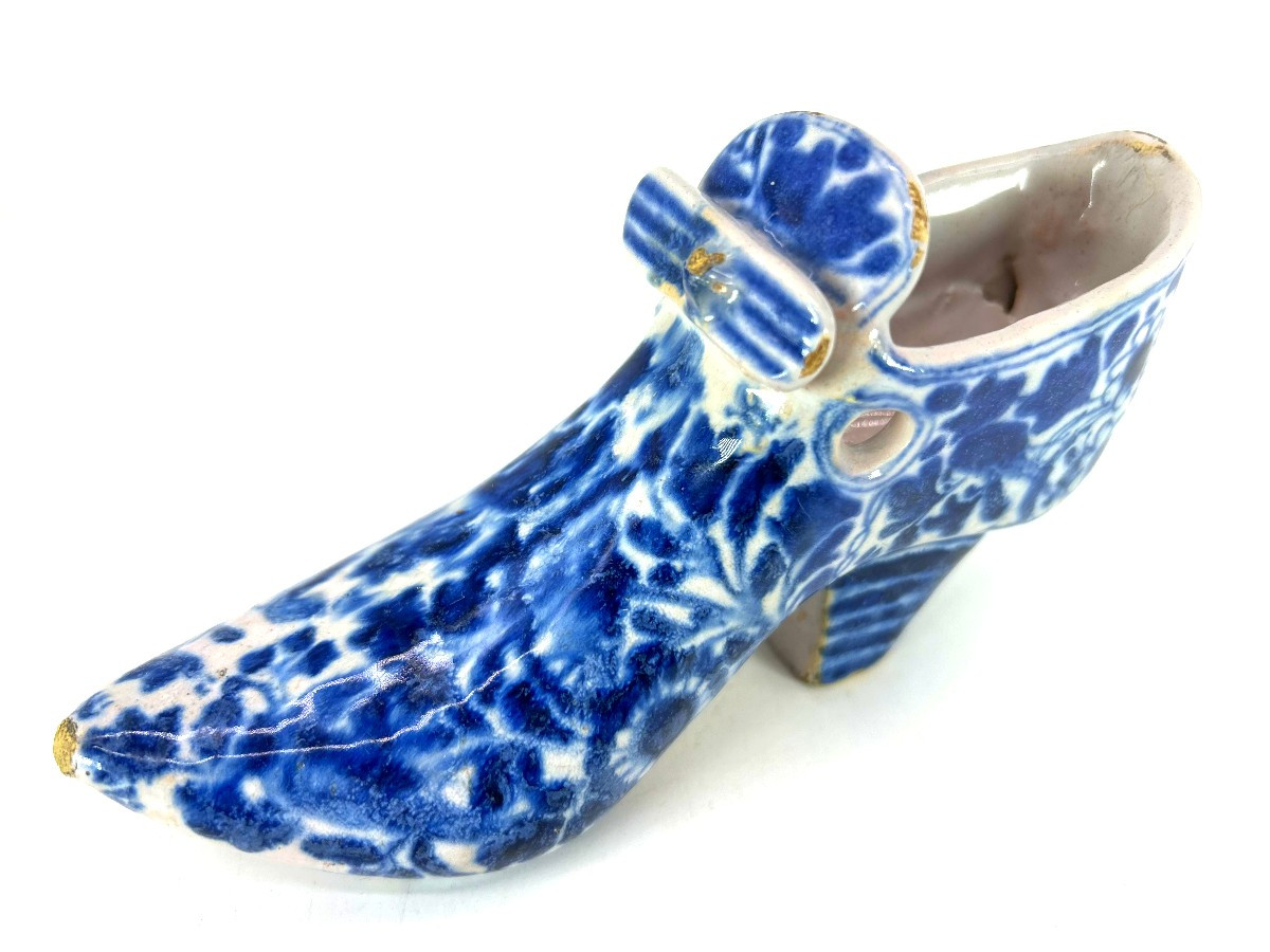 HAARLEM ou DELFT XVII ème s. - Vers 1680 - Paire de souliers en faïence stannifère-photo-1