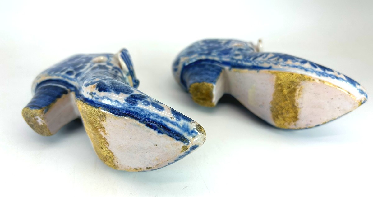 HAARLEM ou DELFT XVII ème s. - Vers 1680 - Paire de souliers en faïence stannifère-photo-2