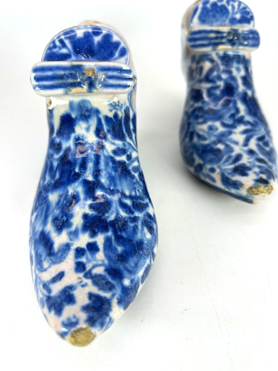HAARLEM ou DELFT XVII ème s. - Vers 1680 - Paire de souliers en faïence stannifère-photo-5