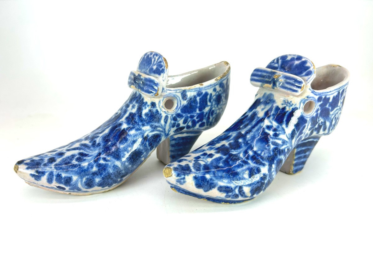 HAARLEM ou DELFT XVII ème s. - Vers 1680 - Paire de souliers en faïence stannifère