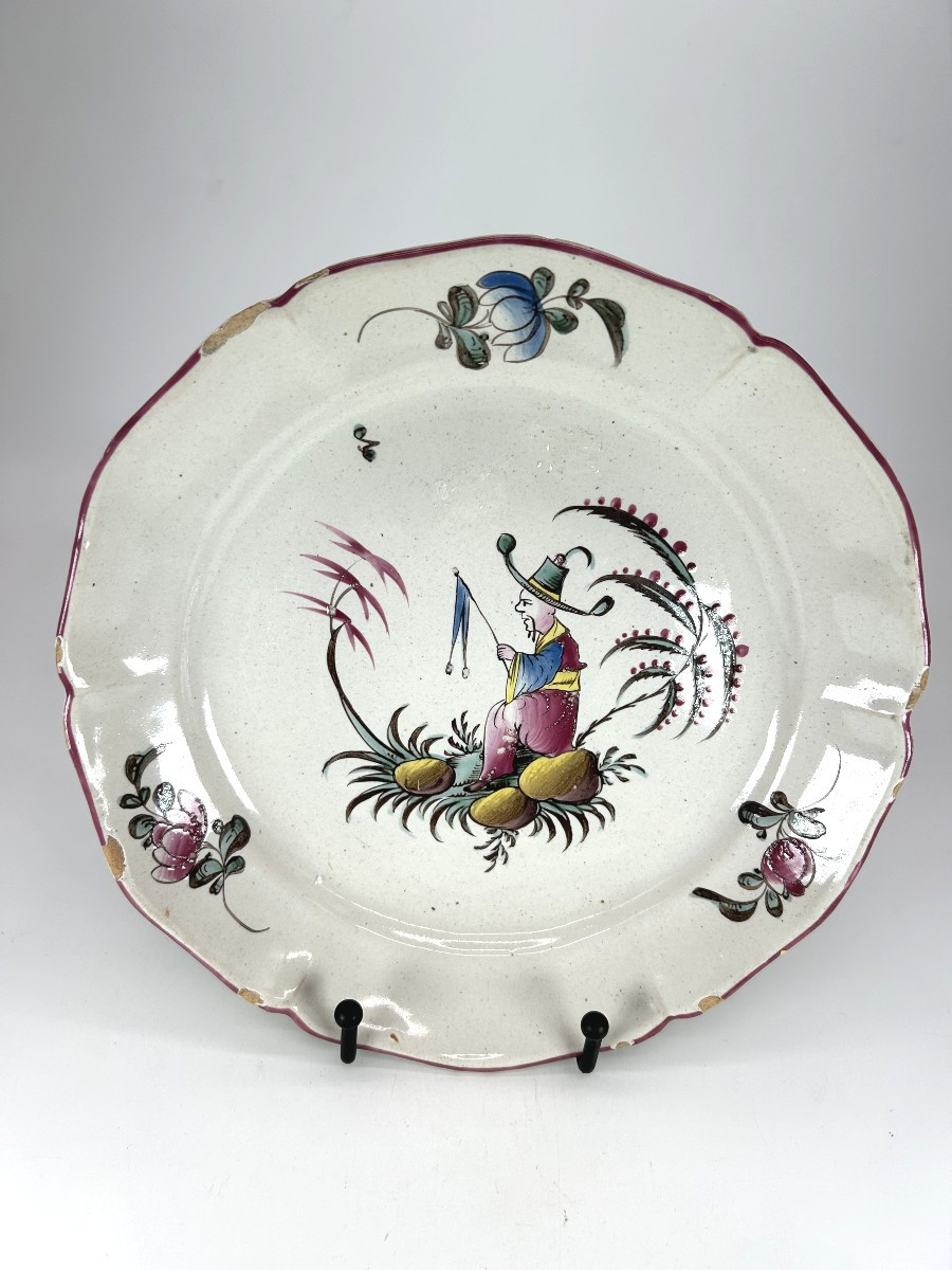 Aprey, 18th Century - Plate With A Chinese Man Wearing A Hat On A Mound