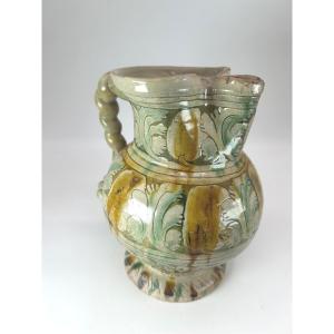 FAENZA - SECONDE MOITIE DU XVI ème Siècle - Cruche à décor de feuilles de choux en léger relief