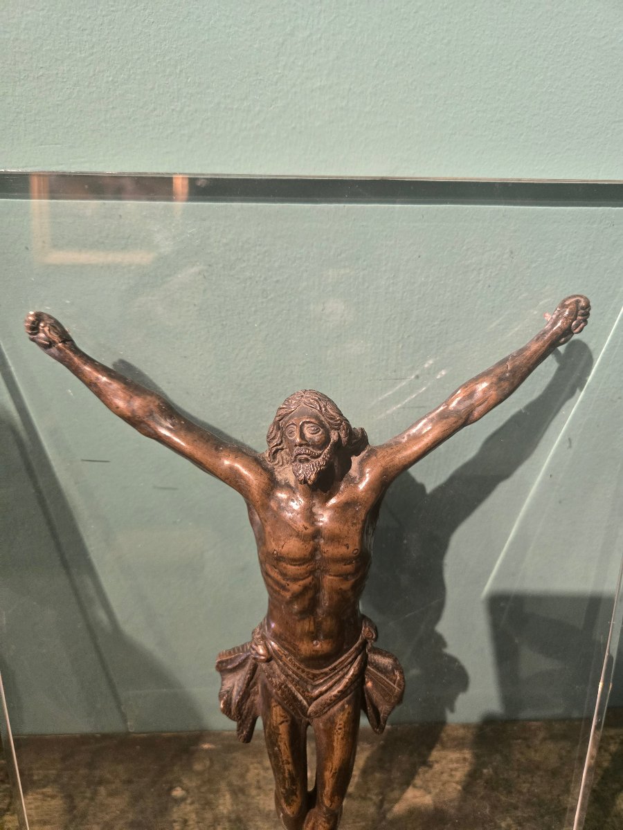 Figure du Christ en bronze, fin du XVIII siecle, cm 28 x 20, monte' sur panneau en pexiglas-photo-4