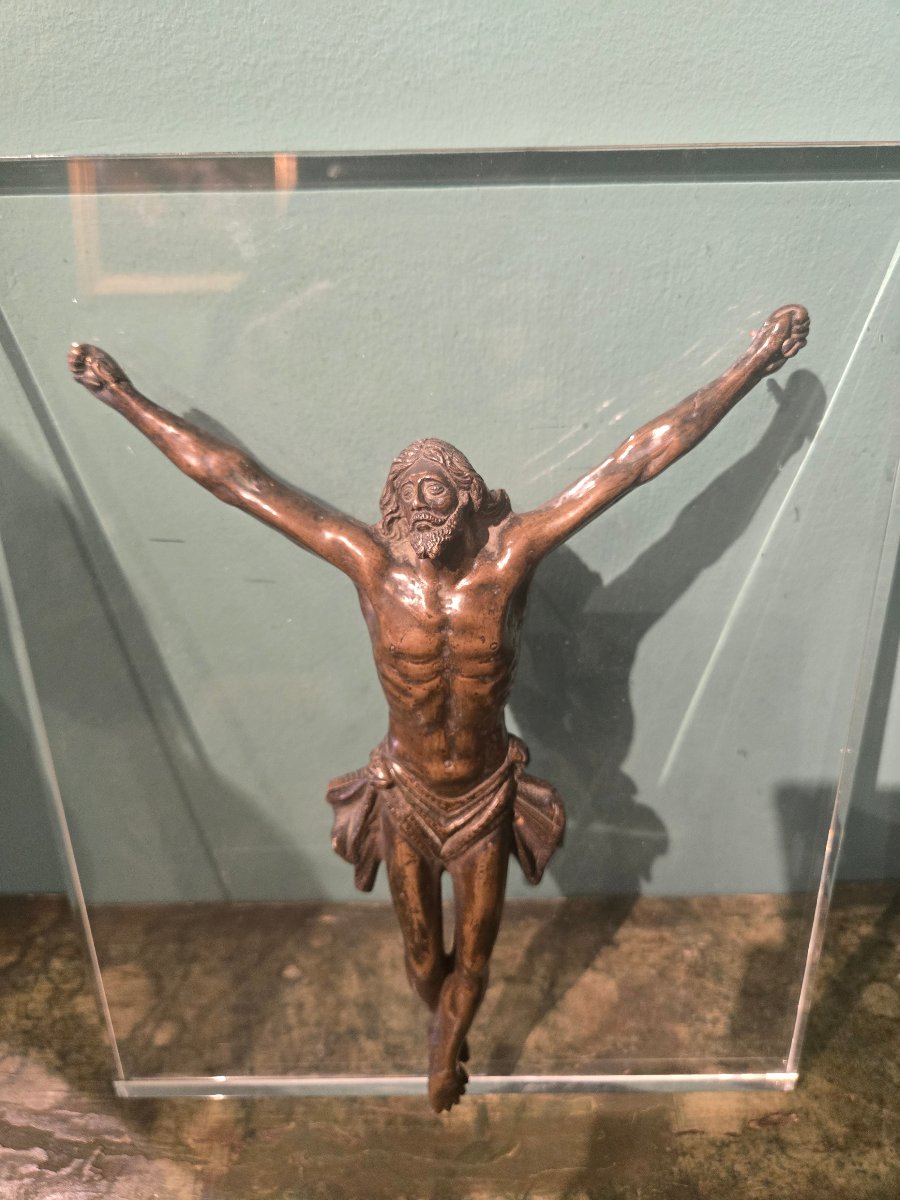 Figure du Christ en bronze, fin du XVIII siecle, cm 28 x 20, monte' sur panneau en pexiglas-photo-1