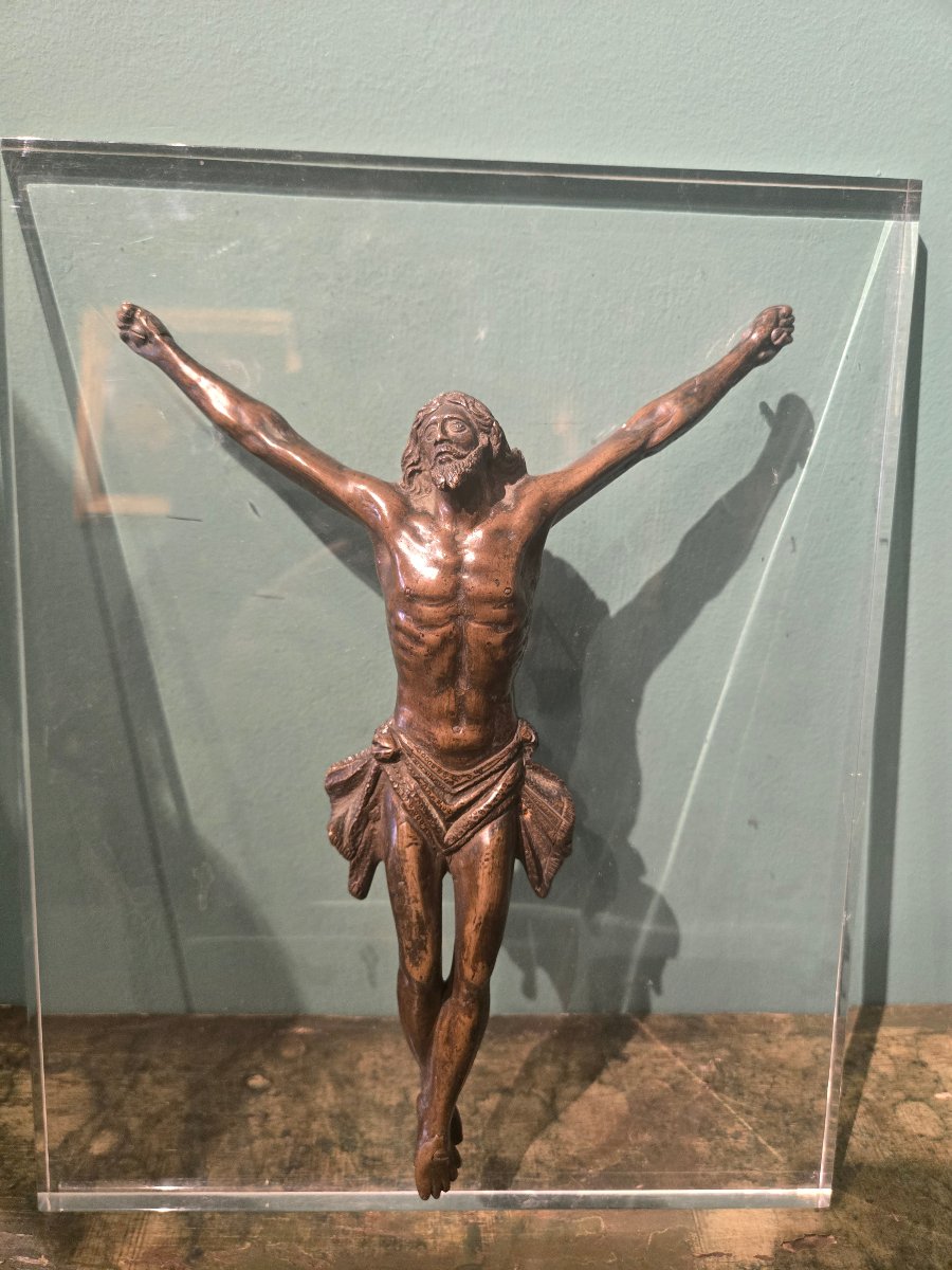 Figure du Christ en bronze, fin du XVIII siecle, cm 28 x 20, monte' sur panneau en pexiglas