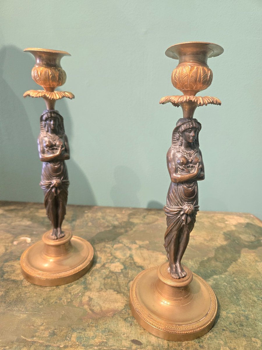 Paire de chandeliers en bronze a une flamme, return d'Egypte, a nettoyer, h 26 cm XIX siecle