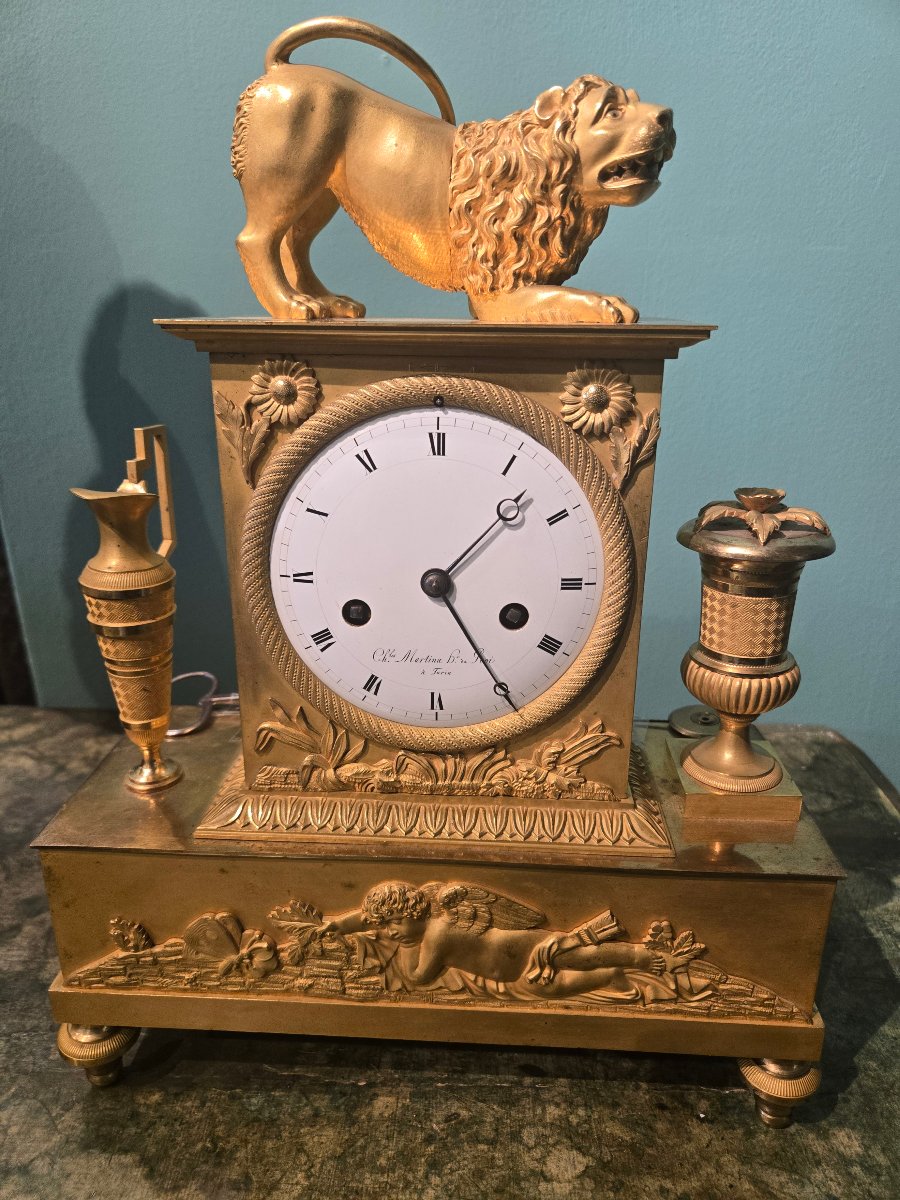 Horloge de table, en bronze dore', 1820 env., tres bonne etat, cm  h 37 x 29
