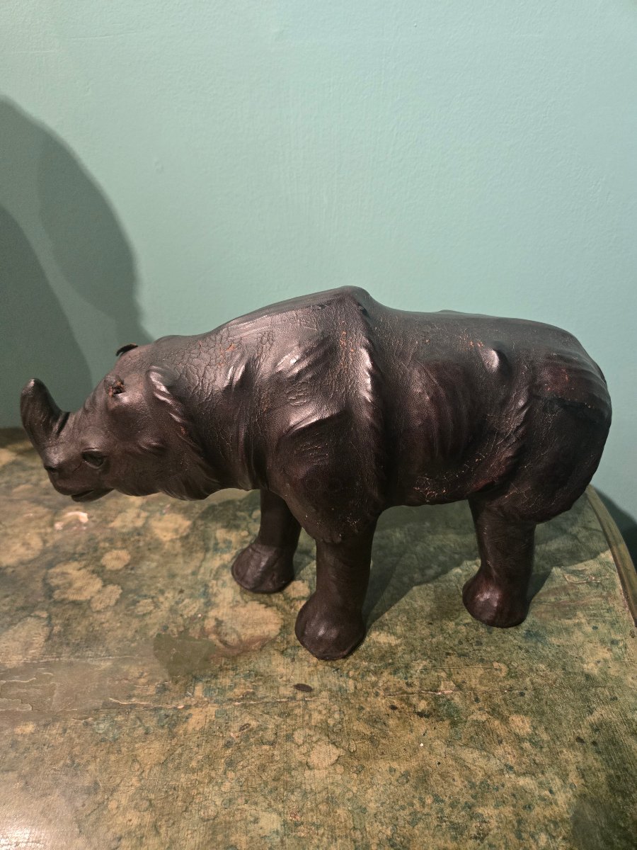 Rhinoceros en cuir, h 20 x 34 , bon etat generelle,  XX siecle-photo-2