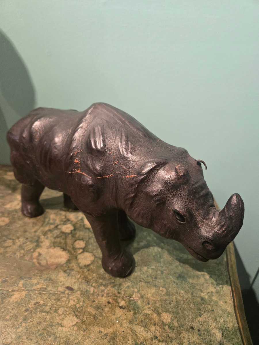 Rhinoceros en cuir, h 20 x 34 , bon etat generelle,  XX siecle-photo-3