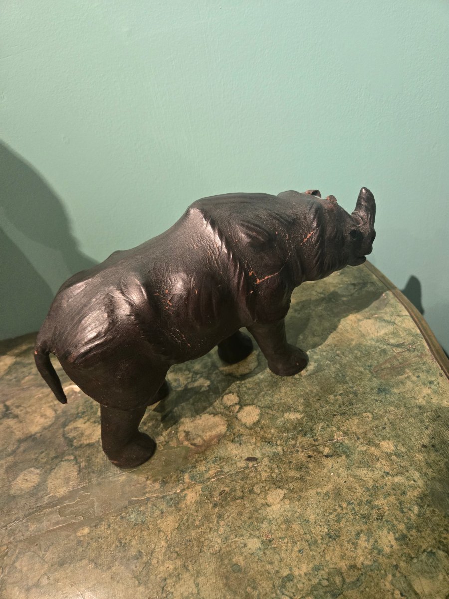 Rhinoceros en cuir, h 20 x 34 , bon etat generelle,  XX siecle-photo-2