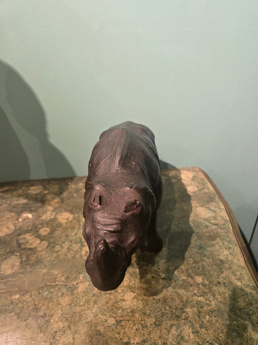 Rhinoceros en cuir, h 20 x 34 , bon etat generelle,  XX siecle-photo-3