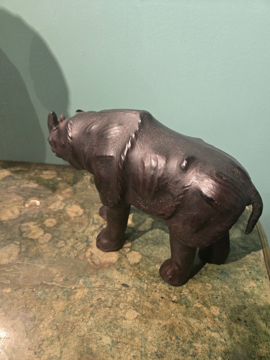 Rhinoceros en cuir, h 20 x 34 , bon etat generelle,  XX siecle-photo-4