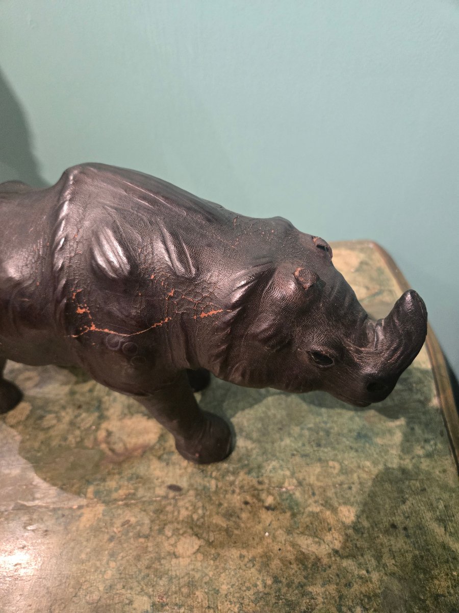 Rhinoceros en cuir, h 20 x 34 , bon etat generelle,  XX siecle-photo-5