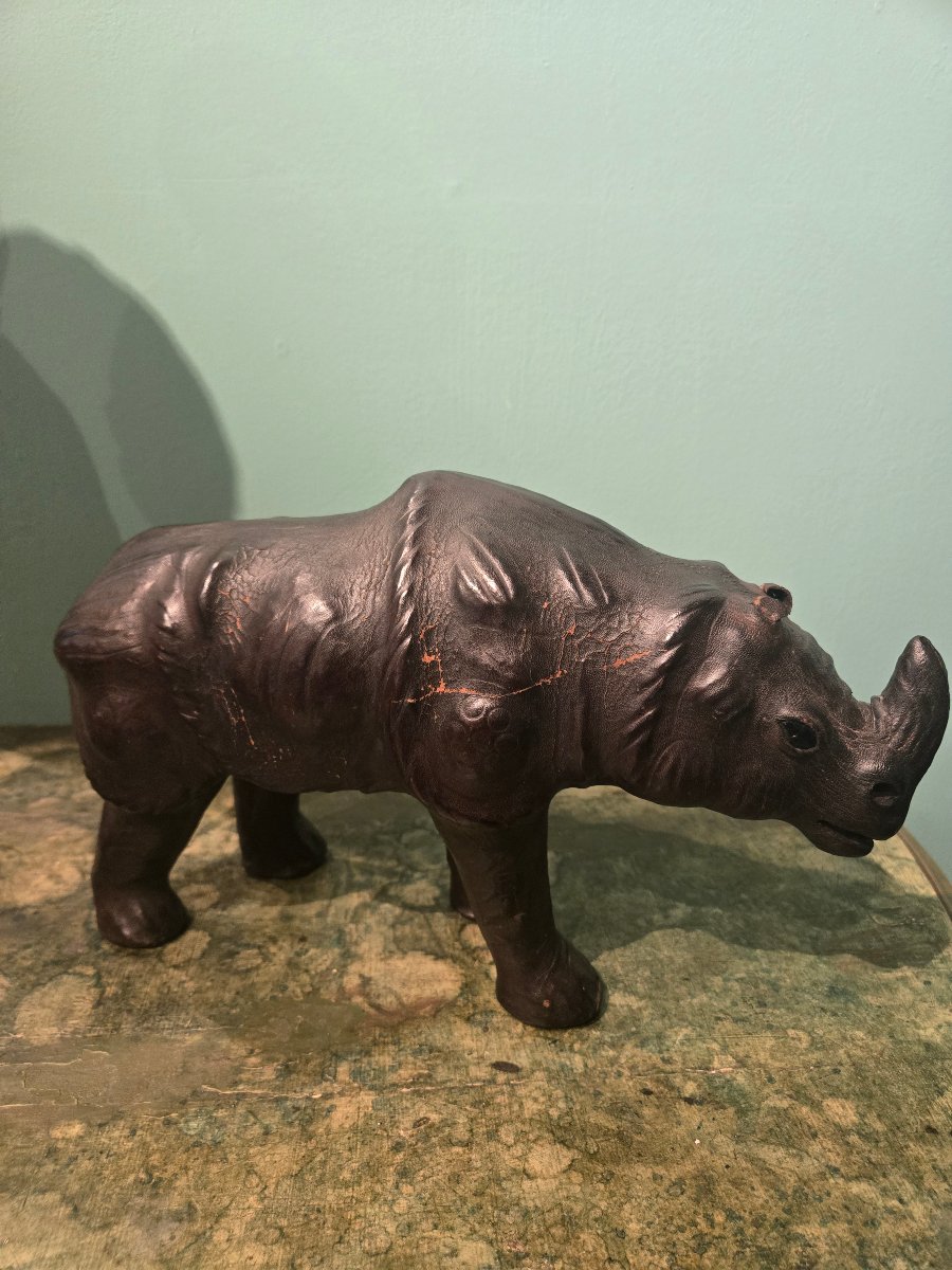 Rhinoceros en cuir, h 20 x 34 , bon etat generelle,  XX siecle