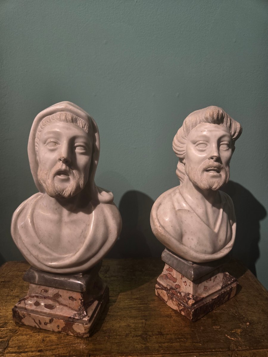 Paire de bustes en marbre representant des philosophes, epoque Louis XVI,  h 32 cm avec socle