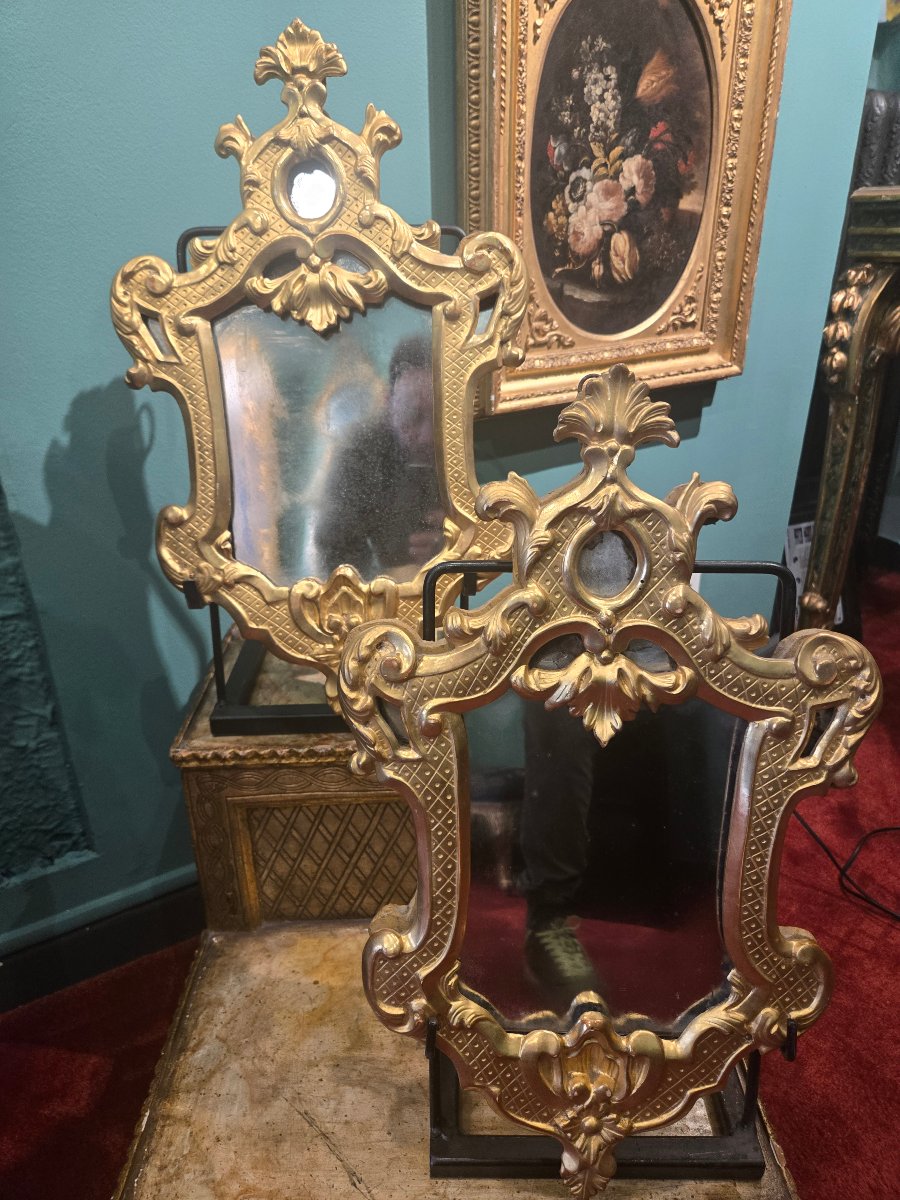 Paire de petits miroirs en bois sculpte et dore, XIX siecle, cm 56 x 32 , tres bon etat