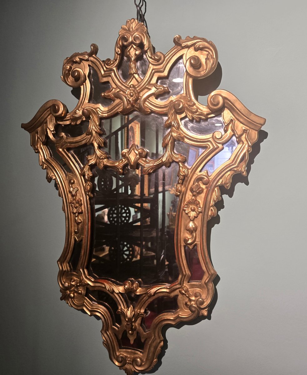 Miroir en bois sculpte et dore, cm 75 x 54, XIX siecle, tres bon etat