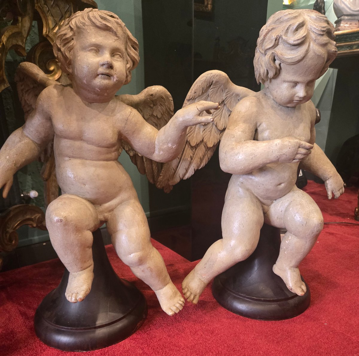 Paire d'Anges Cherubins en bois laque, fin du XVIII siecle, h max 73 cm, etat comme photo