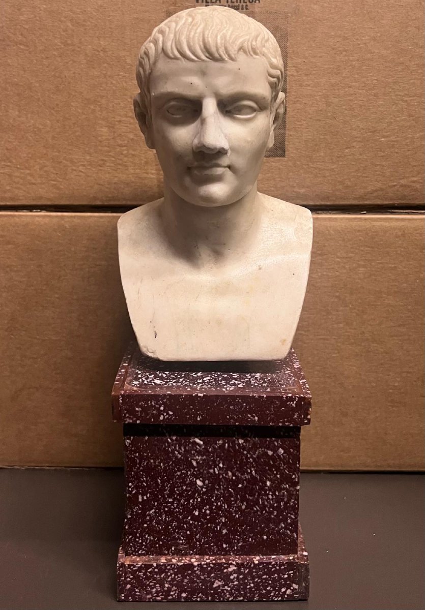 Petite buste  en  marbre avec socle en porhyre , h 25 cm avec socle, XIX siecle,  bon etat 