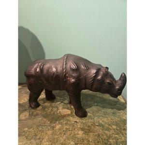 Rhinoceros en cuir, h 20 x 34 , bon etat generelle,  XX siecle
