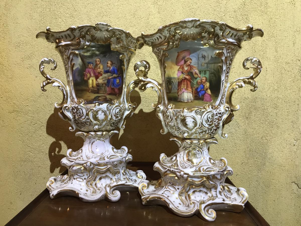 Paire De Vases Charles X En Porcelaine De Paris - Modèle Dit « aux Chinois »