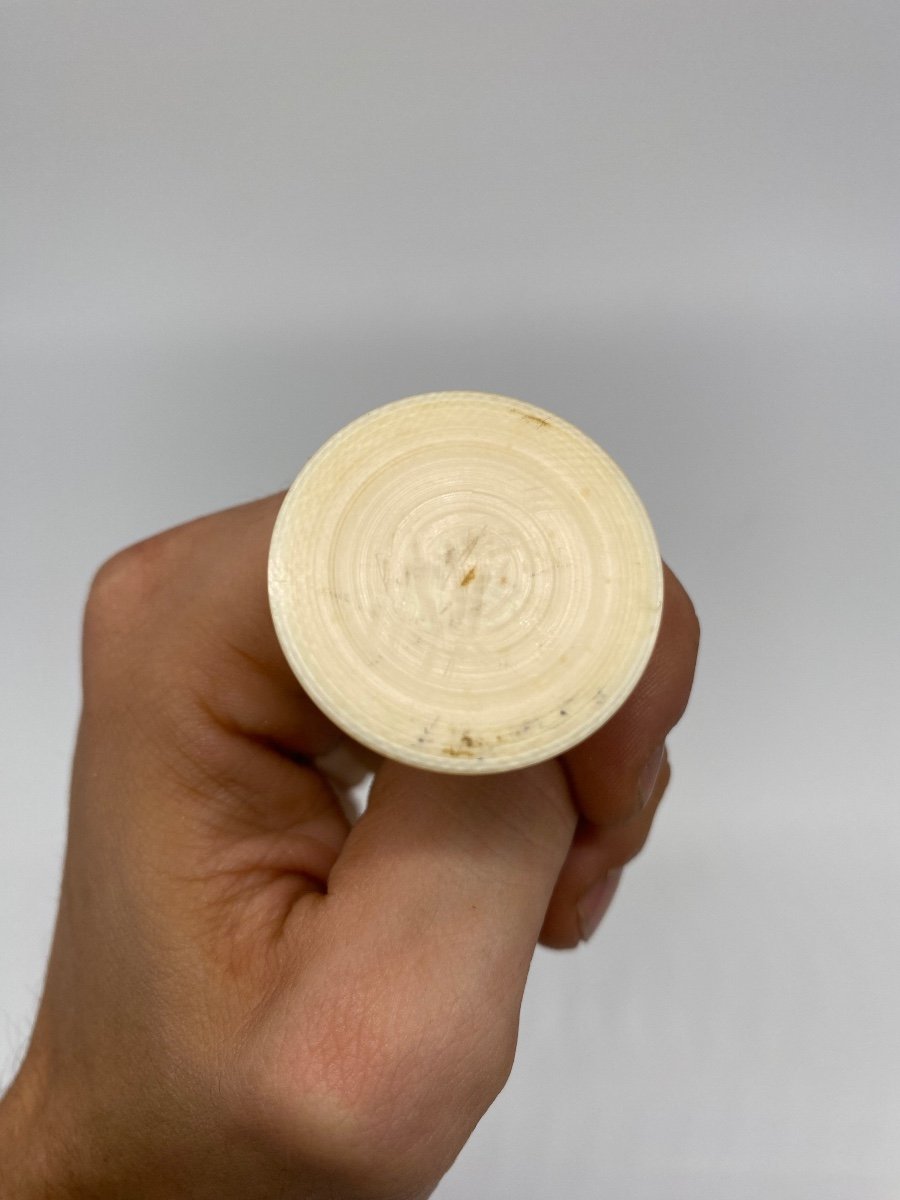 Turned Ivory Chess Pieces: A Queen And A Pawn-photo-4