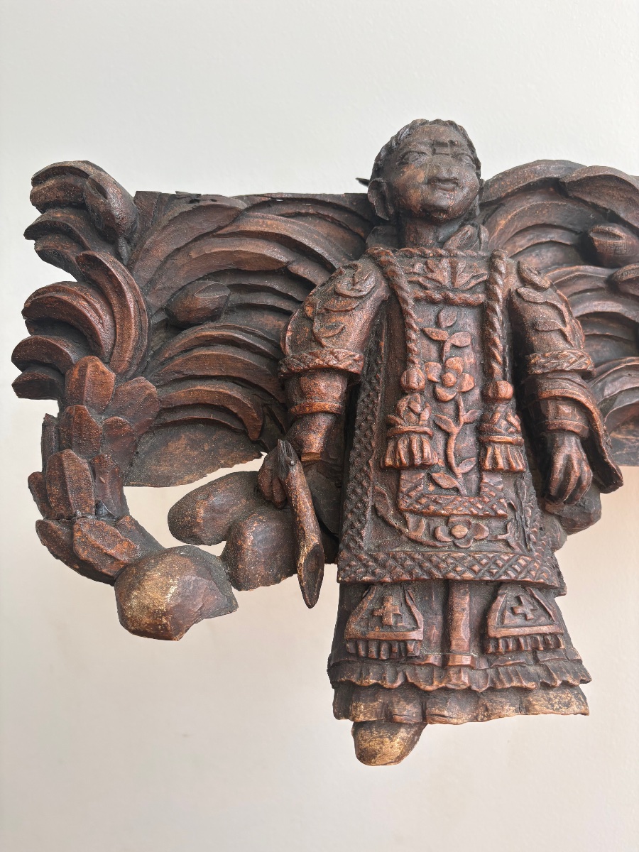 Élément de boiserie sculpté en haut-relief - Figure d’ange en dalmatique - Travail colonial esp-photo-4