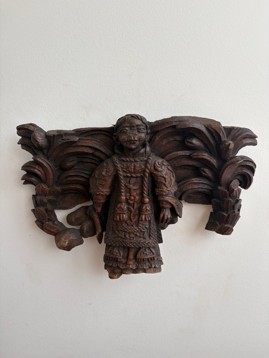 Élément de boiserie sculpté en haut-relief - Figure d’ange en dalmatique - Travail colonial esp