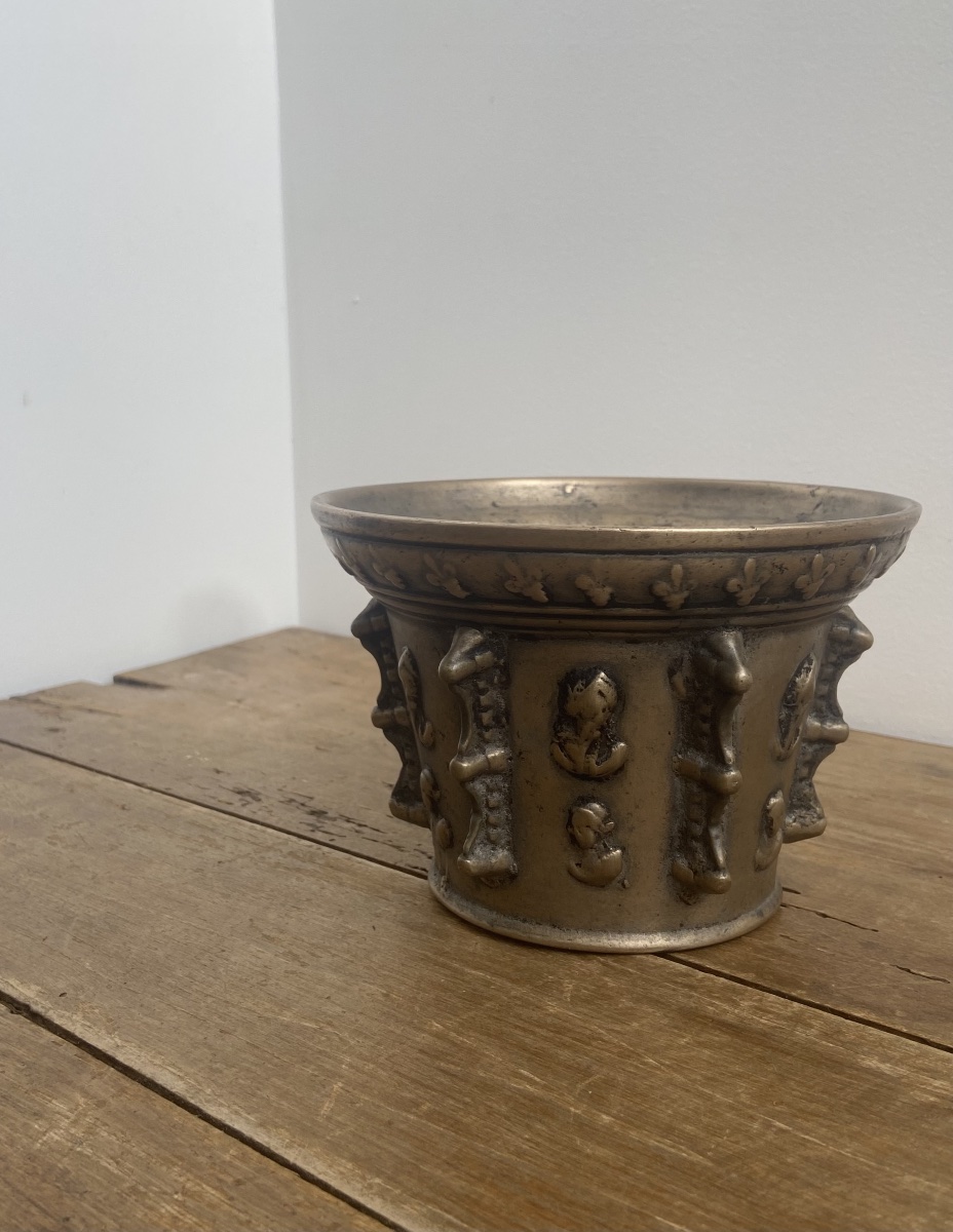 Mortier d’apothicaire en bronze, fleurs de lys, France 18ème