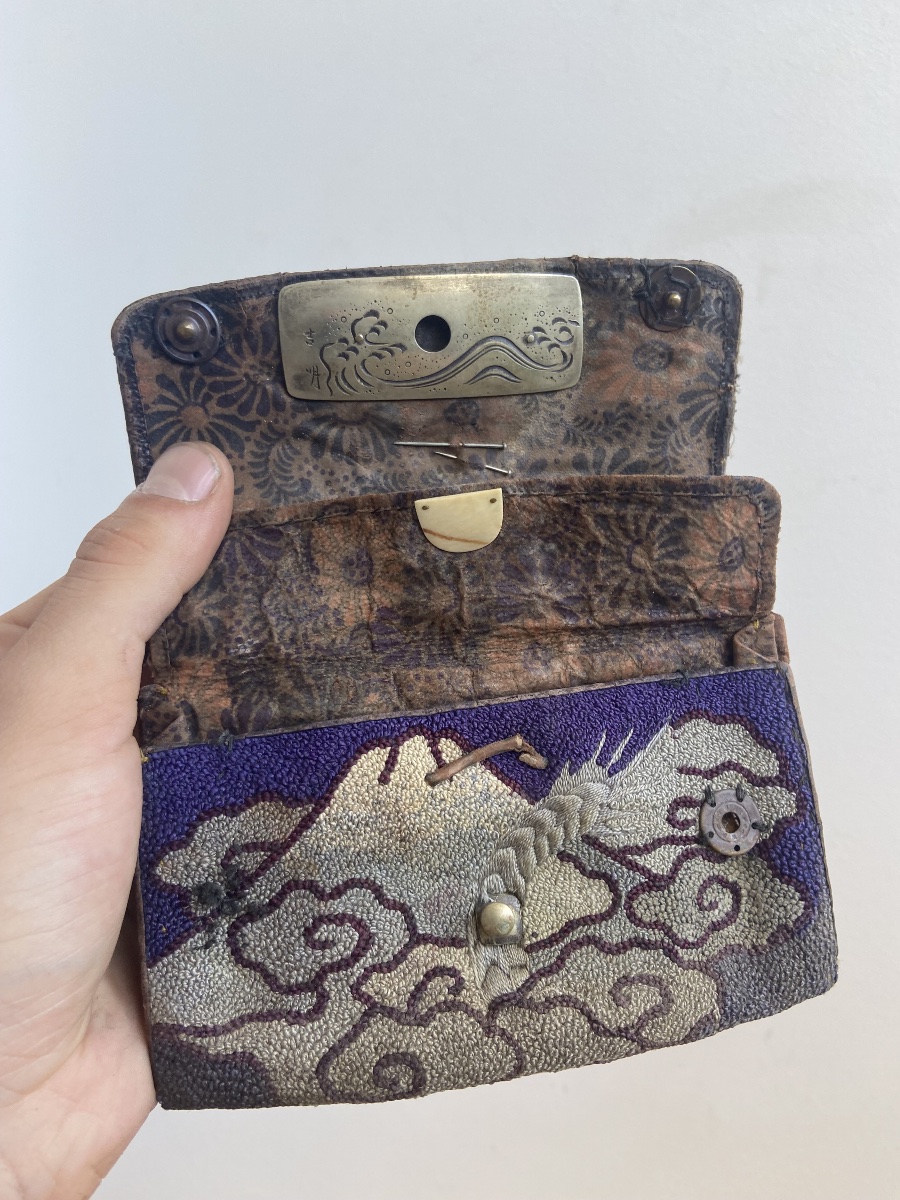 Tabako-Ire, Blague à tabac à décor de dragon, cuir argent broderie de soie, Japon ère Edo/Meiji-photo-1