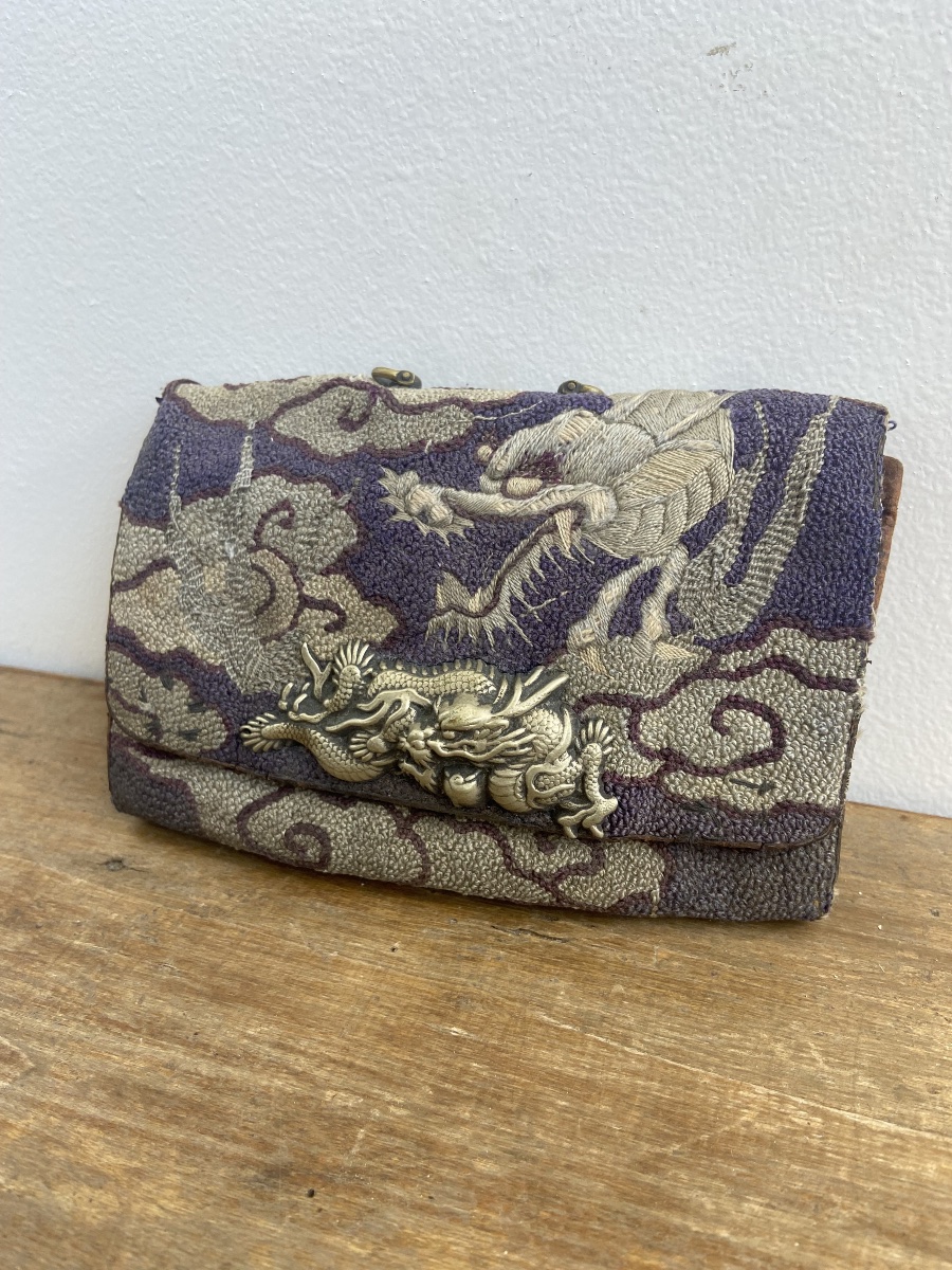 Tabako-Ire, Blague à tabac à décor de dragon, cuir argent broderie de soie, Japon ère Edo/Meiji