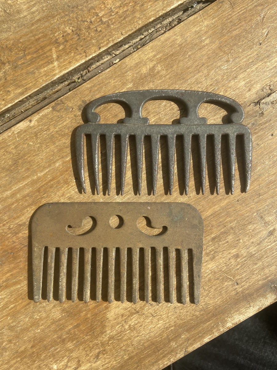 Cavalerie: Réunion de 2 peignes pour crinière de cheval, France 19ème