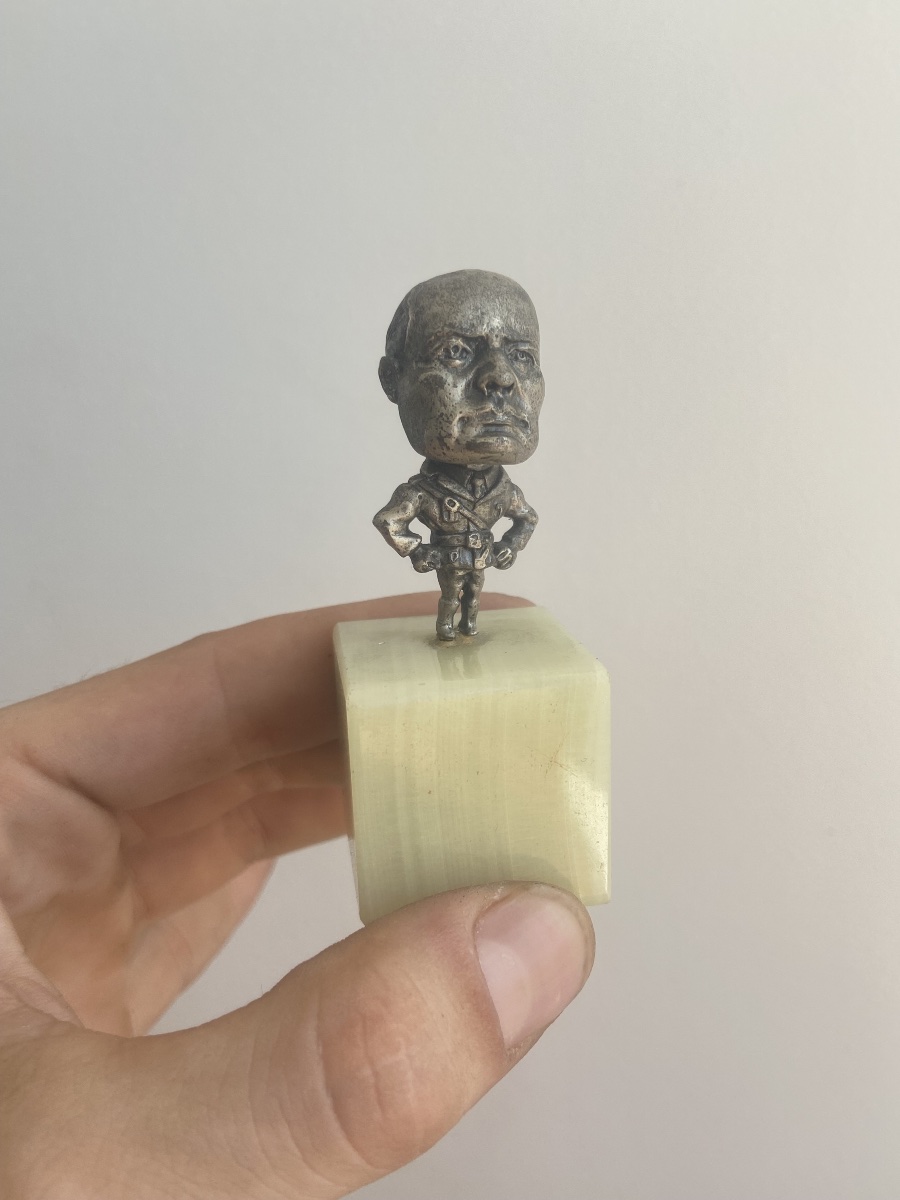 Caricature: Benito Mussolini, en pied sur onyx, en argent 800-photo-2