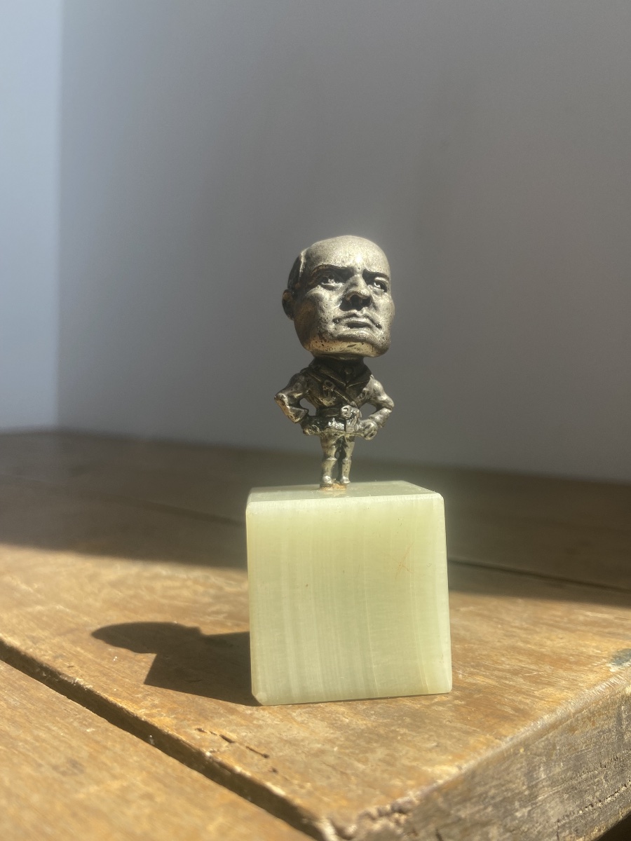 Caricature: Benito Mussolini, en pied sur onyx, en argent 800