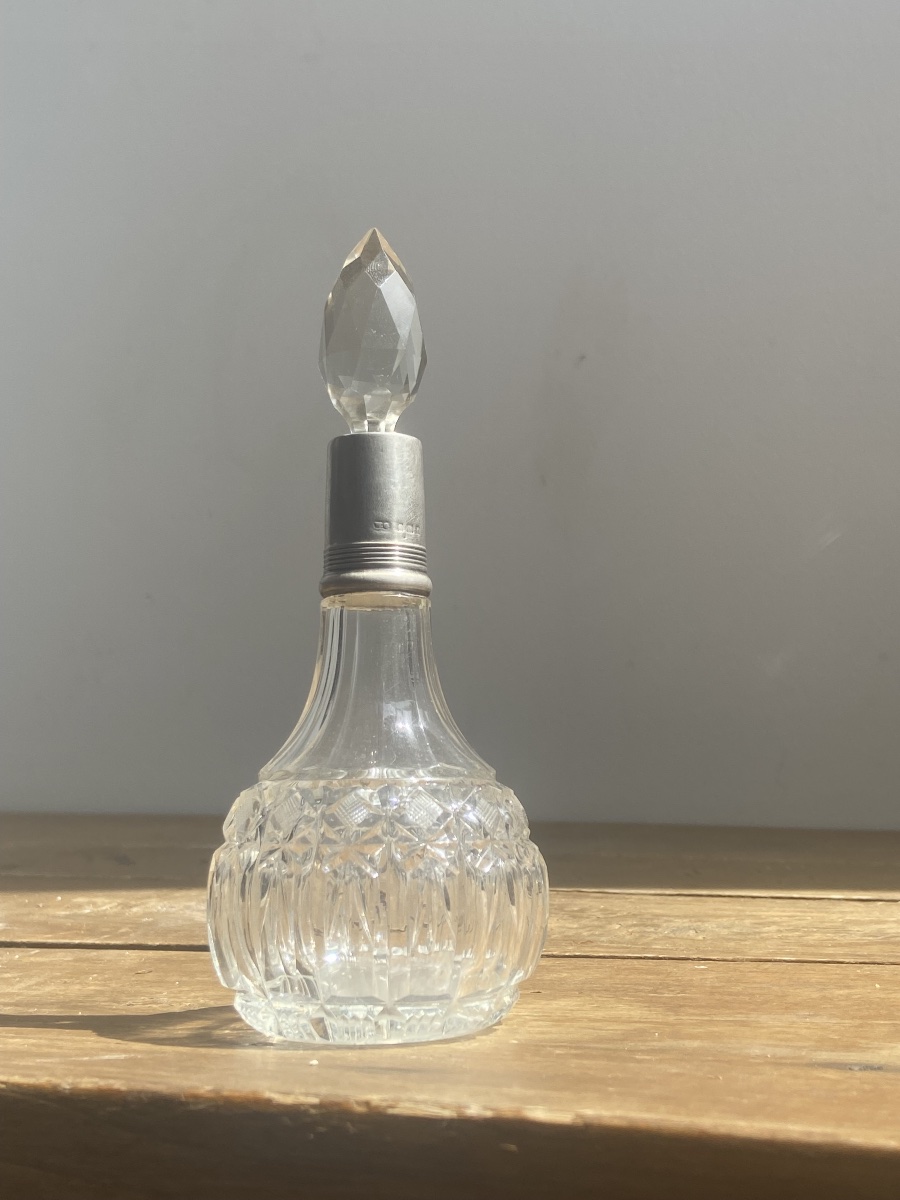 Angleterre 19ème: Flacon à parfum en cristal taillé, col serti argent massif