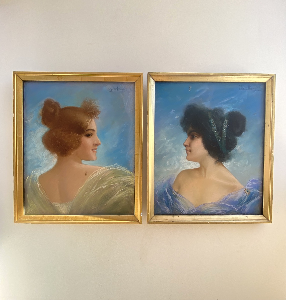 Art Nouveau: Paire de pastel, portraits d’élégantes, par Paolo HENRI