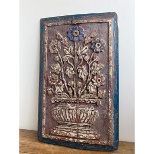 France fin 18ème: Panneau polychrome sculpté en bas-relief, à décor d’un bouquet