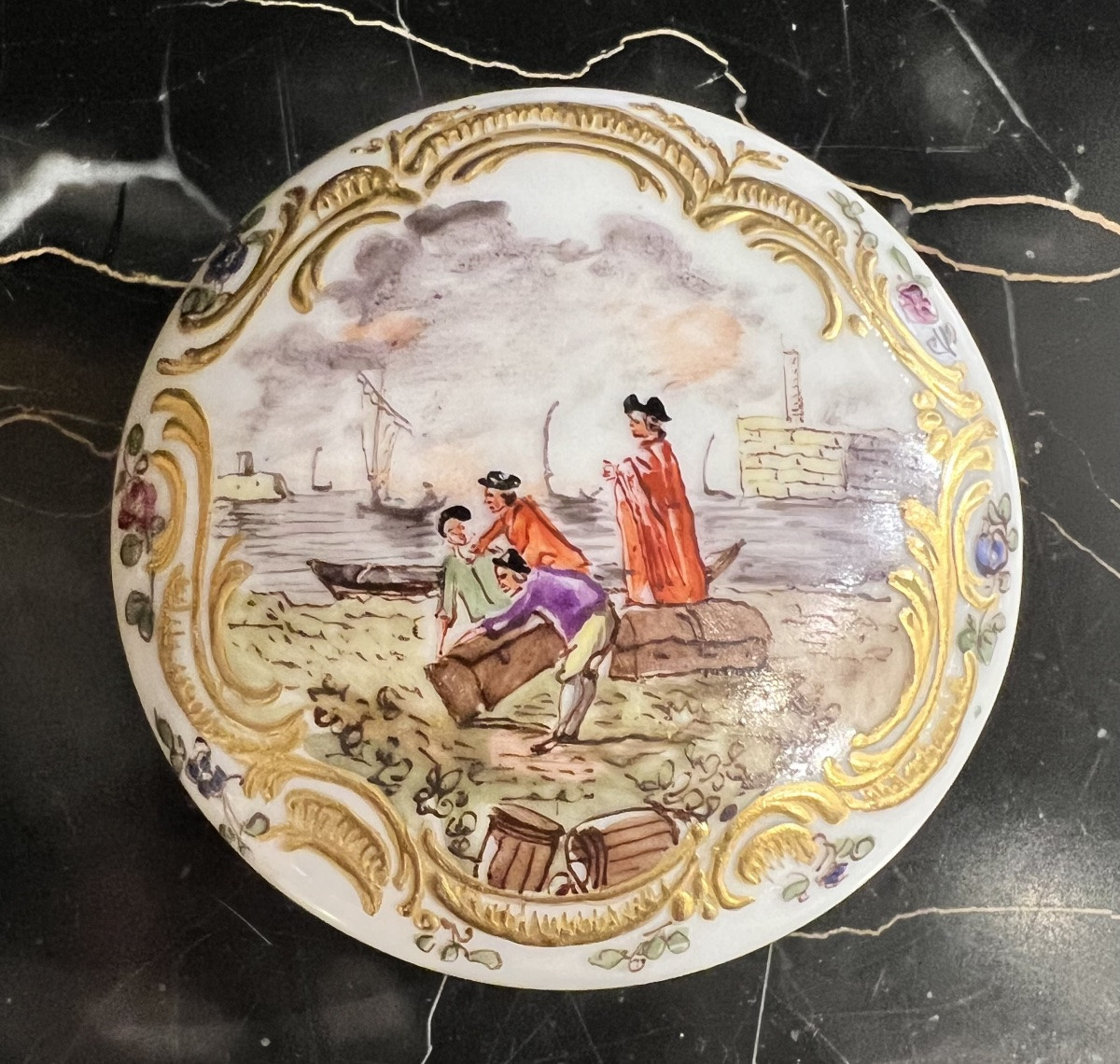 Boîte à pilules en porcelaine peinte – scène portuaire-photo-2