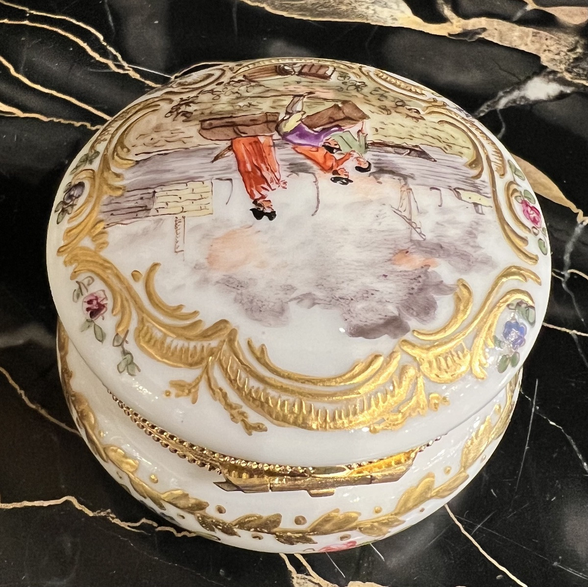 Boîte à pilules en porcelaine peinte – scène portuaire-photo-2