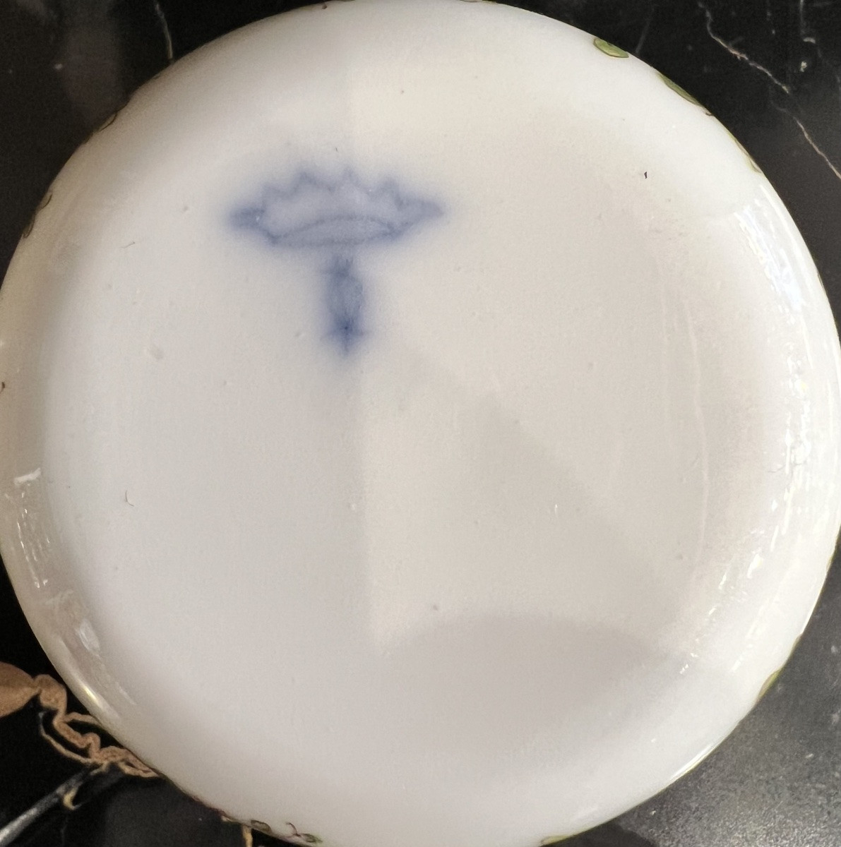 Boîte à pilules en porcelaine peinte – scène portuaire-photo-3