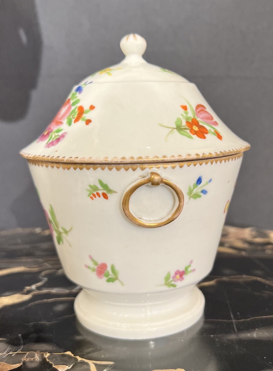 Small Covered Porcelain Pot From Paris, 18th Century – Nast Factory – Scattered Flowers – Collection-photo-1