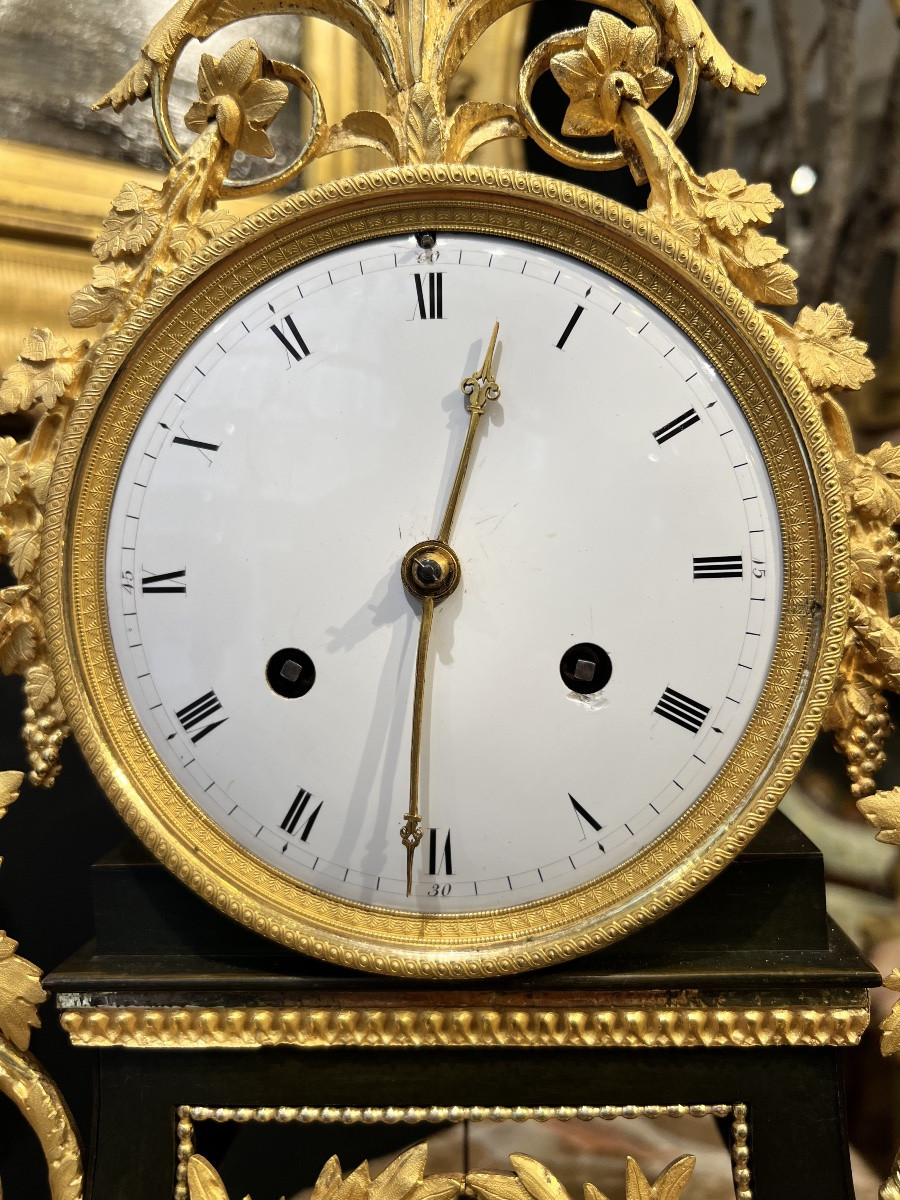 Pendule Directoire en bronze doré au mercure, épis de blé et frise de putti, vers 1800-photo-1