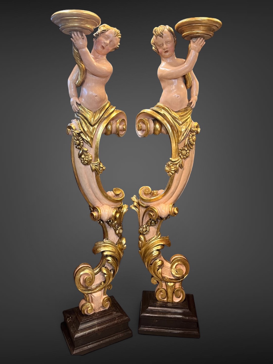 Grande paire de torchères aux putti en bois sculpté, doré et polychrome – Italie XVIIIe siècle 