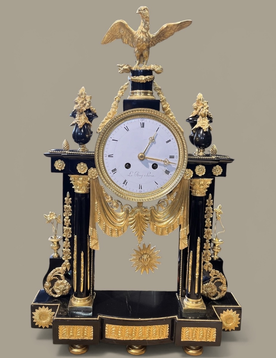 Louis XVI Period Portico Clock In Black Marble And Gilt Bronze - Le Roy à Paris