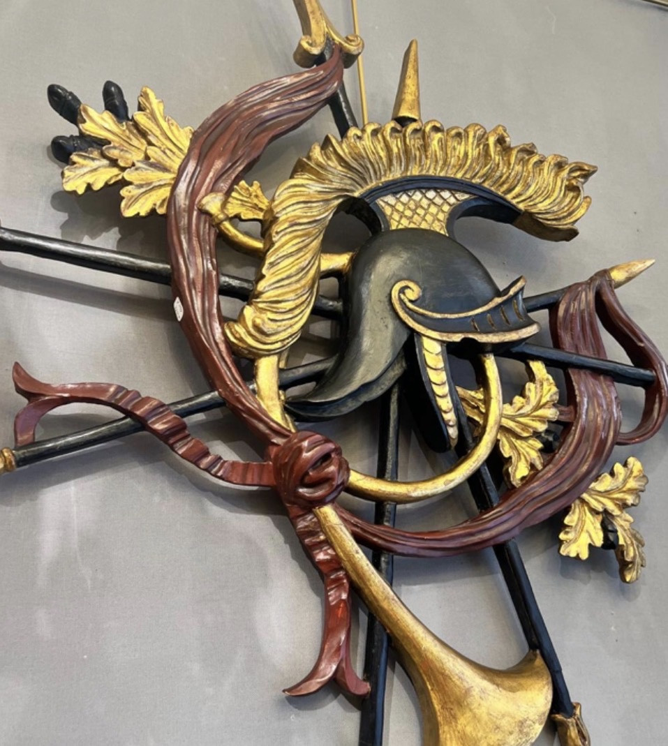 Grand trophée d’armes mural en bois sculpté et polychrome  Style néoclassique – Fin XIXe / débu-photo-4